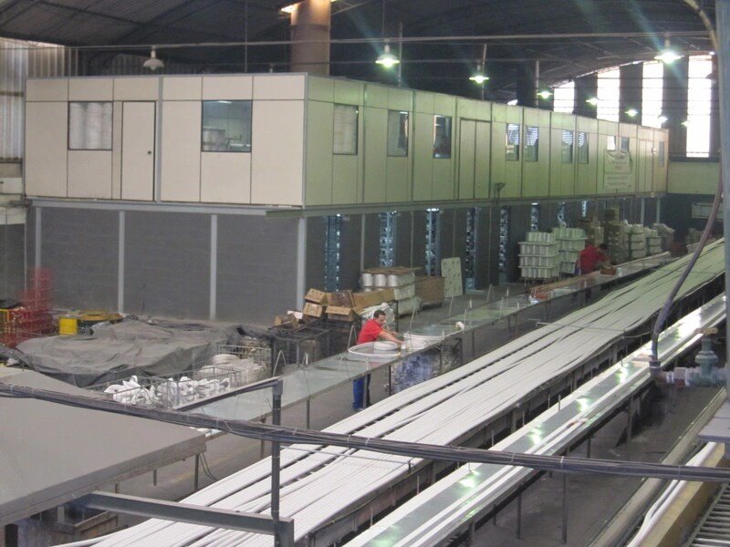 Teste de pressão em mangueira de incêndio demonstrando resistência conforme ABNT NBR 11861