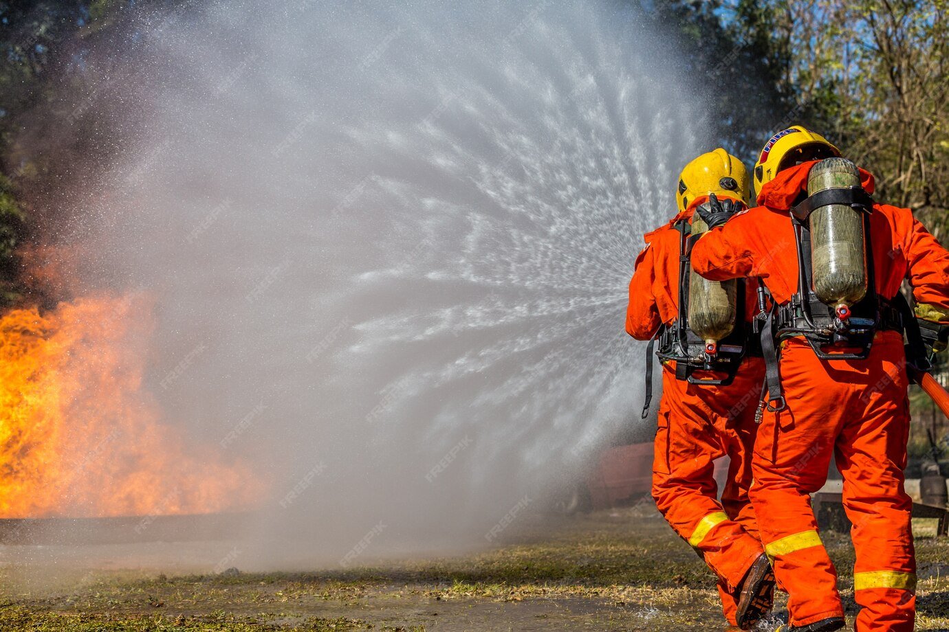 Mangueira de incêndio certificada conforme ABNT NBR 11861 utilizada por bombeiros em operação real