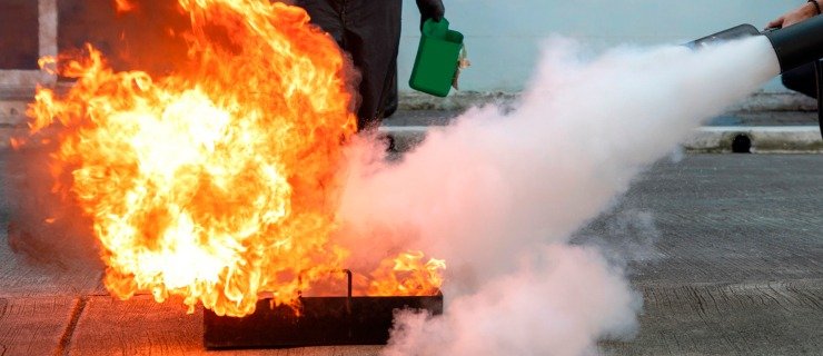 Modelos de extintor de incêndio CO₂ portáteis e sobre rodas certificados Inmetro